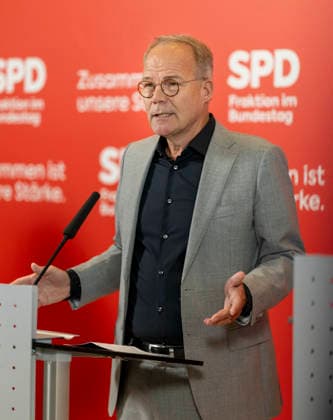 Matthias Miersch, leader of the SPD parliamentary group in the German Bundestag, pictured before the SPD parliamentary group meeting in Berlin, 19 05 2026 Berlin Germany Copyright: xYonaxElsnerx