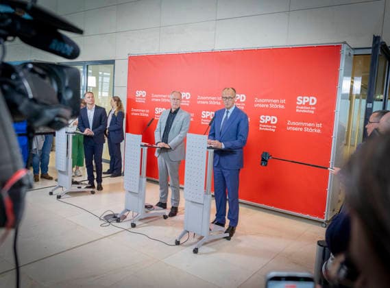 R L Friedrich Merz CDU , Federal Chancellor , and Matthias Miersch, leader of the SPD parliamentary group in the German Bundestag, taken before the SPD parliamentary group meeting in Berlin, 19 05 2026 Berlin Germany Copyright: xYonaxElsnerx