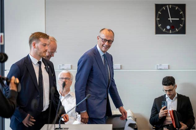 R L Friedrich Merz CDU , Federal Chancellor , and Matthias Miersch, leader of the SPD parliamentary group in the German Bundestag, taken before the SPD parliamentary group meeting in Berlin, 19 05 2026 Berlin Germany Copyright: xYonaxElsnerx
