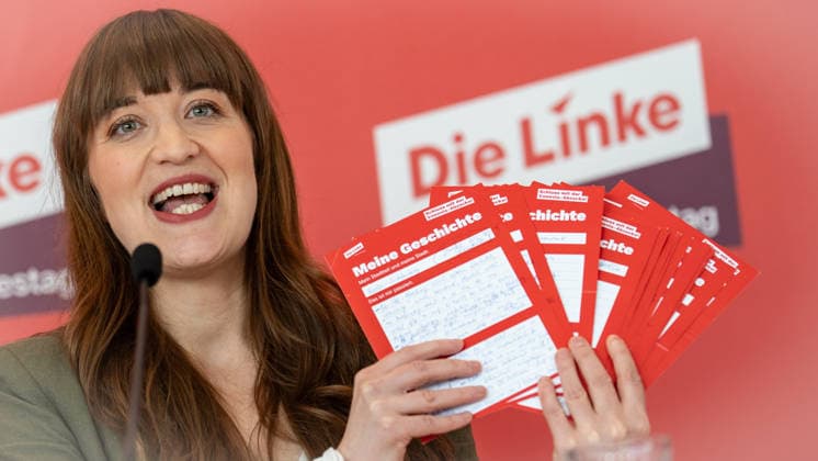 Parliamentary group leader Heidi Reichinnek during her press statement, with completed questionnaires from Vonovia tenants Die Linke statement in the German Bundestag at the start of the session week, Berlin Berlin Germany LOCATION