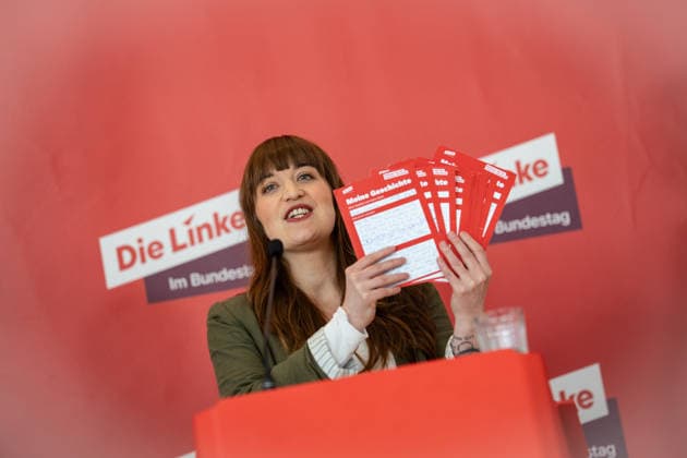Fraktionsvorsitzende Heidi Reichinnek während ihres Pressestatements, mit ausgefüllten Fragebögen von Vonovia-Mietern;Die Linke Statement im Deutschen Bundestag zu Beginn der Sitzungswoche, Berlin Berlin Deutschland ORTSANGABE