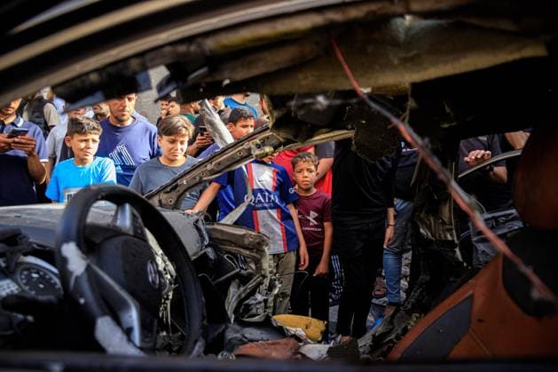 RECORD DATE NOT STATED Israeli Strike Destroys Civilian Vehicle in Gaza City™s Al-Rimal Neighborhood (INT) Israeli Strike Destroys Civilian Vehicle in Gaza City™s Al-Rimal Neighborhood. May 19, 2026, Gaza, Palestine: Residents inspect a civilian vehicle destroyed in an Israeli drone strike on Al-Shuhada Street in the Al-Rimal neighborhood of Gaza City, resulting in the killing of one Palestinian and the injury of five others. Credit: Mohammed M Skaik TheNews2(Foto: Mohammed Skaik Thenews2 imago images) Israeli Strike Destroys Civilian Vehicle in Gaza City™s Al-Rimal Neighborhood  Copyright: xMohammedxSkaikx