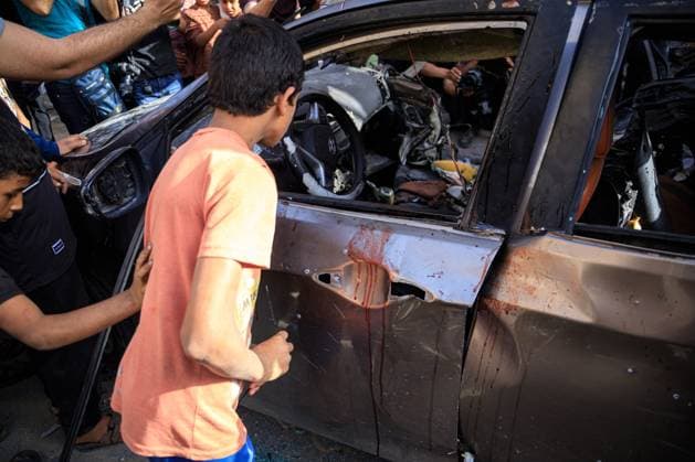 RECORD DATE NOT STATED Israeli Strike Destroys Civilian Vehicle in Gaza City™s Al-Rimal Neighborhood (INT) Israeli Strike Destroys Civilian Vehicle in Gaza City™s Al-Rimal Neighborhood. May 19, 2026, Gaza, Palestine: Residents inspect a civilian vehicle destroyed in an Israeli drone strike on Al-Shuhada Street in the Al-Rimal neighborhood of Gaza City, resulting in the killing of one Palestinian and the injury of five others. Credit: Mohammed M Skaik TheNews2(Foto: Mohammed Skaik Thenews2 imago images) Israeli Strike Destroys Civilian Vehicle in Gaza City™s Al-Rimal Neighborhood  Copyright: xMohammedxSkaikx