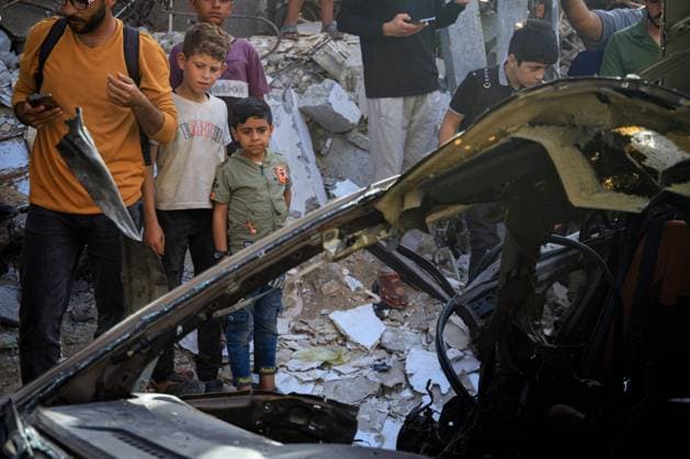 RECORD DATE NOT STATED Israeli Strike Destroys Civilian Vehicle in Gaza City™s Al-Rimal Neighborhood (INT) Israeli Strike Destroys Civilian Vehicle in Gaza City™s Al-Rimal Neighborhood. May 19, 2026, Gaza, Palestine: Residents inspect a civilian vehicle destroyed in an Israeli drone strike on Al-Shuhada Street in the Al-Rimal neighborhood of Gaza City, resulting in the killing of one Palestinian and the injury of five others. Credit: Mohammed M Skaik TheNews2(Foto: Mohammed Skaik Thenews2 imago images) Israeli Strike Destroys Civilian Vehicle in Gaza City™s Al-Rimal Neighborhood  Copyright: xMohammedxSkaikx