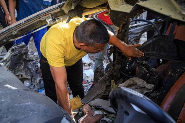 RECORD DATE NOT STATED Israeli Strike Destroys Civilian Vehicle in Gaza City™s Al-Rimal Neighborhood (INT) Israeli Strike Destroys Civilian Vehicle in Gaza City™s Al-Rimal Neighborhood. May 19, 2026, Gaza, Palestine: Residents inspect a civilian vehicle destroyed in an Israeli drone strike on Al-Shuhada Street in the Al-Rimal neighborhood of Gaza City, resulting in the killing of one Palestinian and the injury of five others. Credit: Mohammed M Skaik TheNews2(Foto: Mohammed Skaik Thenews2 imago images) Israeli Strike Destroys Civilian Vehicle in Gaza City™s Al-Rimal Neighborhood  Copyright: xMohammedxSkaikx