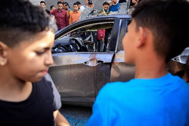 RECORD DATE NOT STATED Israeli Strike Destroys Civilian Vehicle in Gaza City™s Al-Rimal Neighborhood (INT) Israeli Strike Destroys Civilian Vehicle in Gaza City™s Al-Rimal Neighborhood. May 19, 2026, Gaza, Palestine: Residents inspect a civilian vehicle destroyed in an Israeli drone strike on Al-Shuhada Street in the Al-Rimal neighborhood of Gaza City, resulting in the killing of one Palestinian and the injury of five others. Credit: Mohammed M Skaik TheNews2(Foto: Mohammed Skaik Thenews2 imago images) Israeli Strike Destroys Civilian Vehicle in Gaza City™s Al-Rimal Neighborhood  Copyright: xMohammedxSkaikx
