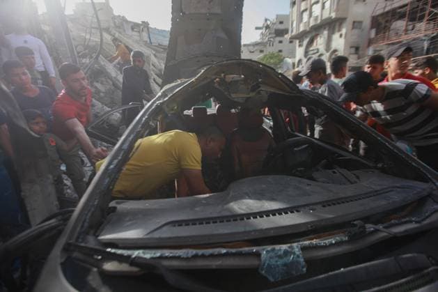 RECORD DATE NOT STATED Palestinians Inspect Damaged Vehicle After Drone Strike in Gaza City (INT) Palestinians Inspect Damaged Vehicle After Drone Strike in Gaza City. May 18, 2026, Gaza, Palestine: Palestinians inspect a civilian vehicle after it was struck by a missile fired from an Israeli drone in the Al-Rimal neighborhood in central Gaza City. Medical sources said the strike killed one person and wounded at least four others, as emergency teams transferred the casualties to nearby hospitals for treatment. Credit: Hashem Zimmo Thenews2(Foto: Hashem Zimmo Thenews2 imago images) Palestinians Inspect Damaged Vehicle After Drone Strike in Gaza City  Copyright: xHashemxZimmox