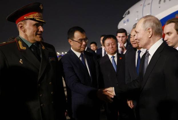 China Russia 9168982 19.05.2026 Russian President Vladimir Putin shakes hands with Chinese Assistant Foreign Minister Liu Bin alongside DefenÑe Attache at the Russian Embassy in China, Major General Alexei Lipilin upon arrival at Beijing Capital International Airport, China. Putin is paying an official visit to China on May 19-20 at the invitation of Chinese President Xi Jinping. Vladimir Smirnov Sputnik Beijing China  Copyright: xVladimirxSmirnovx