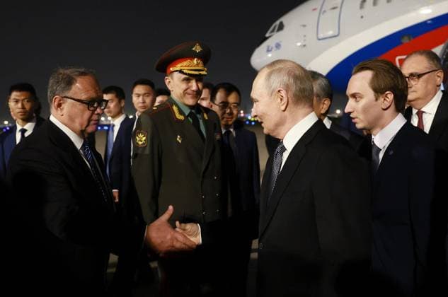 China Russia 9169008 19.05.2026 Russian President Vladimir Putin greet officials upon arrival at Beijing Capital International Airport, China. Putin is paying an official visit to China on May 19-20 at the invitation of Chinese President Xi Jinping. Vladimir Smirnov Sputnik Beijing China  Copyright: xVladimirxSmirnovx