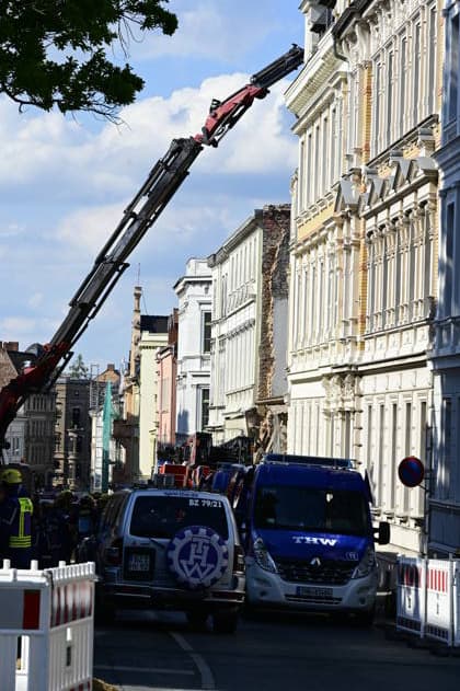 Emergency services from the THW technical relief organization remove the mountain of rubble from the collapsed residential building in the city centre The house from the Wilhelminian era had collapsed the previous evening, rescuers are still searching for missing persons A gas explosion is suspected as the cause Görlitz, James von Moltke Straße, 19 05 2026 Copyright: xMatthiasxWehnertx