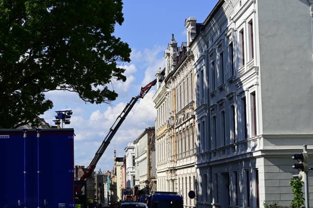 Emergency services from the THW technical relief organization remove the mountain of rubble from the collapsed residential building in the city centre The house from the Wilhelminian era had collapsed the previous evening, rescuers are still searching for missing persons A gas explosion is suspected as the cause Görlitz, James von Moltke Straße, 19 05 2026 Copyright: xMatthiasxWehnertx