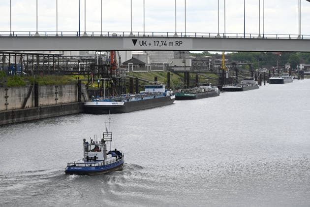 The boat Germanus of the port administration Duisport is sailing into the Duisburg oil port, in the background tankers are moored at the jetty, Duisburger Hafen, Duisport, on 19 05 2026 in Duisburg Germany
