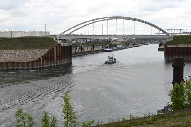 The boat Germanus of the port administration Duisport is sailing into the Duisburg oil port, in the background tankers are moored at the jetty, Duisburger Hafen, Duisport, on 19 05 2026 in Duisburg Germany