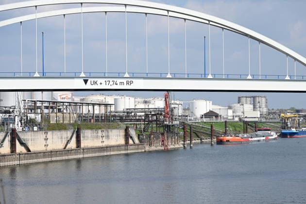 View into the Duisburg oil port, in the background tankers are moored at the jetty, oil tanks, tanks, Duisburger Hafen, Duisport, on 19 05 2026 in Duisburg Germany