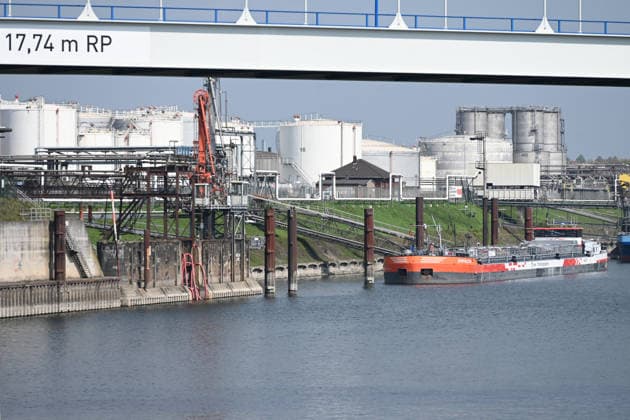View into the Duisburg oil port, in the background tankers are moored at the jetty, oil tanks, tanks, Duisburger Hafen, Duisport, on 19 05 2026 in Duisburg Germany