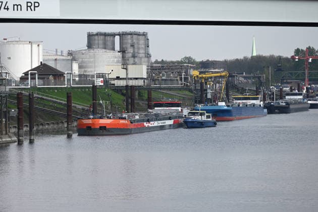 View into the Duisburg oil port, in the background tankers are moored at the jetty, oil tanks, tanks, Duisburger Hafen, Duisport, on 19 05 2026 in Duisburg Germany