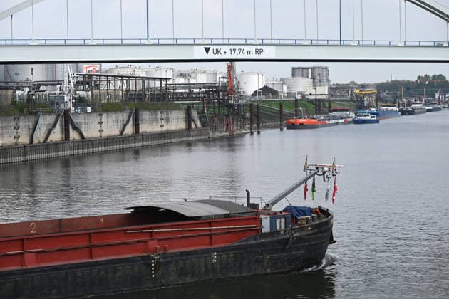 View into the Duisburg oil port, in the background tankers are moored at the jetty, oil tanks, tanks, Duisburger Hafen, Duisport, on 19 05 2026 in Duisburg Germany