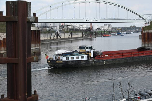 View into the Duisburg oil port, in the background tankers are moored at the jetty, oil tanks, tanks, Duisburger Hafen, Duisport, on 19 05 2026 in Duisburg Germany