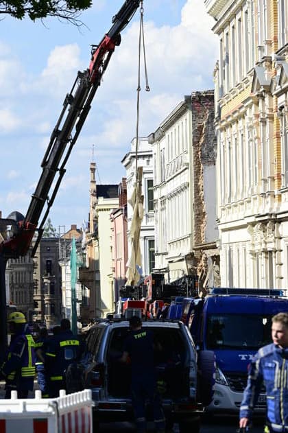 Emergency services from the THW technical relief organization remove the mountain of rubble from the collapsed residential building in the city centre The house from the Wilhelminian era had collapsed the previous evening, rescuers are still searching for missing persons A gas explosion is suspected as the cause Görlitz, James von Moltke Straße, 19 05 2026 Copyright: xMatthiasxWehnertx