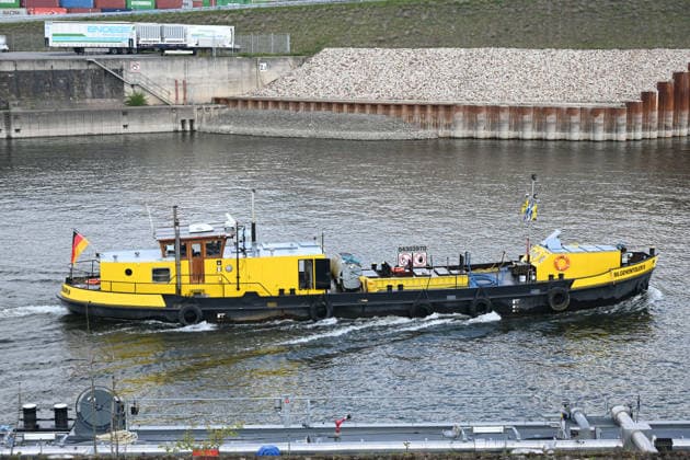 The waste disposal ship BILGENTOELER 9 sails through the port of Duisburg, Duisport, on 19 05 2026 in Duisburg Germany