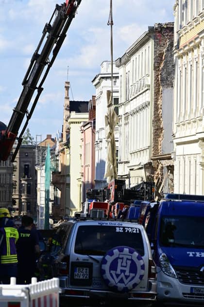 Emergency services from the THW technical relief organization remove the mountain of rubble from the collapsed residential building in the city centre The house from the Wilhelminian era had collapsed the previous evening, rescuers are still searching for missing persons A gas explosion is suspected as the cause Görlitz, James von Moltke Straße, 19 05 2026 Copyright: xMatthiasxWehnertx