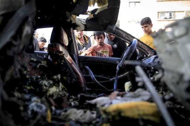 Israeli army targets vehicle in Gaza Strip GAZA CITY, GAZA, PALESTINE - MAY 19: Palestinians inspect a damaged vehicle after an Israeli army strike in the al-Rimal neighborhood of Gaza City, Gaza Strip, Palestine on May 19, 2026. According to reports, one person was killed and four others were injured in the attack targeting the vehicle. Saeed M. M. T. Jaras Anadolu Gaza Palestine. Editorial use only. Please get in touch for any other usage.  Copyright: x2026xAnadoluxSaeedxM.xM.xT.xJarasx
