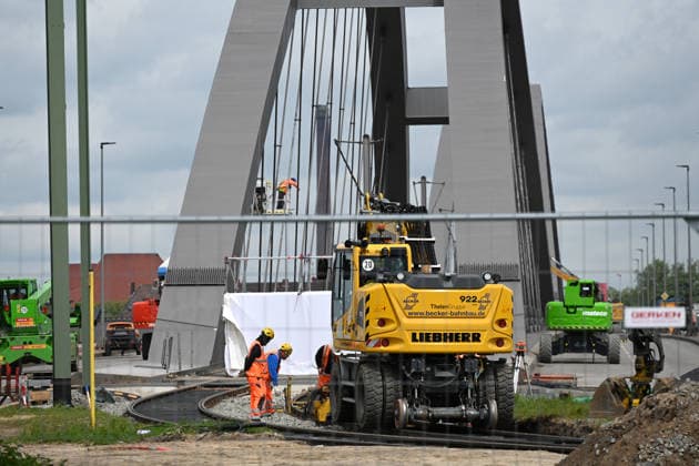 Construction work on the bridge over the Ruhr and the Rhine Herne Canal, Ruhrorter Strasse, excavator, construction workers, on 19 05 2026 in Duisburg Germany
