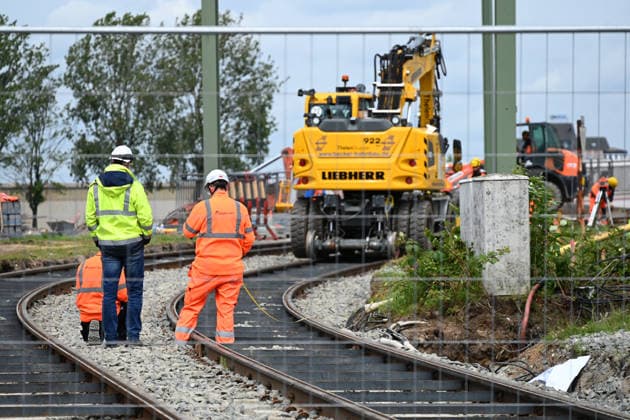 Construction work on the bridge over the Ruhr and the Rhine Herne Canal, Ruhrorter Strasse, excavator, construction workers, on 19 05 2026 in Duisburg Germany