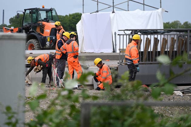 Construction work on the bridge over the Ruhr and the Rhine Herne Canal, Ruhrorter Strasse, excavator, construction workers, on 19 05 2026 in Duisburg Germany