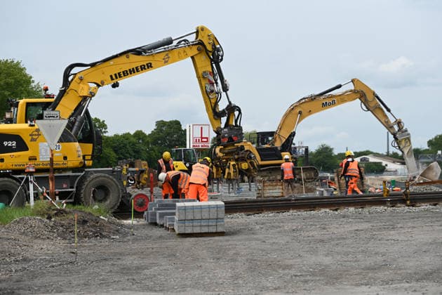 Construction work on the bridge over the Ruhr and the Rhine Herne Canal, Ruhrorter Strasse, excavator, construction workers, on 19 05 2026 in Duisburg Germany
