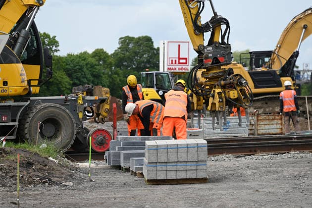 Construction work on the bridge over the Ruhr and the Rhine Herne Canal, Ruhrorter Strasse, excavator, construction workers, on 19 05 2026 in Duisburg Germany