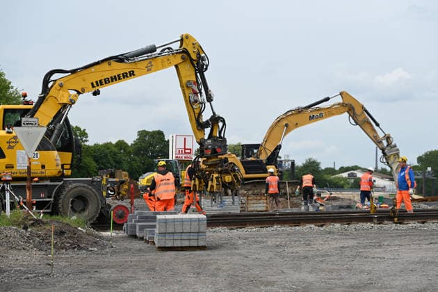 Construction work on the bridge over the Ruhr and the Rhine Herne Canal, Ruhrorter Strasse, excavator, construction workers, on 19 05 2026 in Duisburg Germany