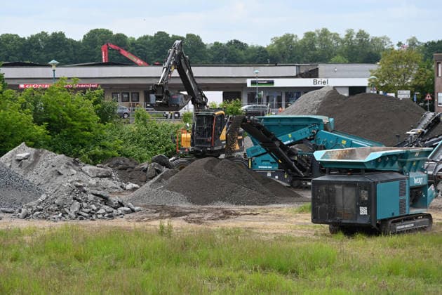 Construction workers crush construction waste, demolition material, with a crusher, recycling, excavator, wheel loader, on 19 05 2026 in Duisburg Germany