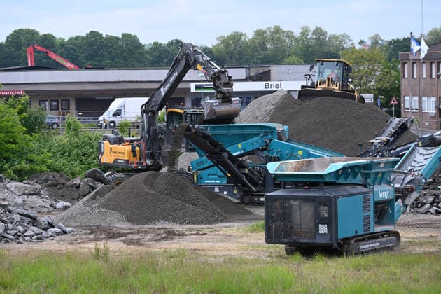 Construction workers crush construction waste, demolition material, with a crusher, recycling, excavator, wheel loader, on 19 05 2026 in Duisburg Germany