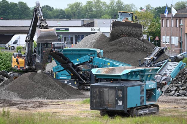 Construction workers crush construction waste, demolition material, with a crusher, recycling, excavator, wheel loader, on 19 05 2026 in Duisburg Germany