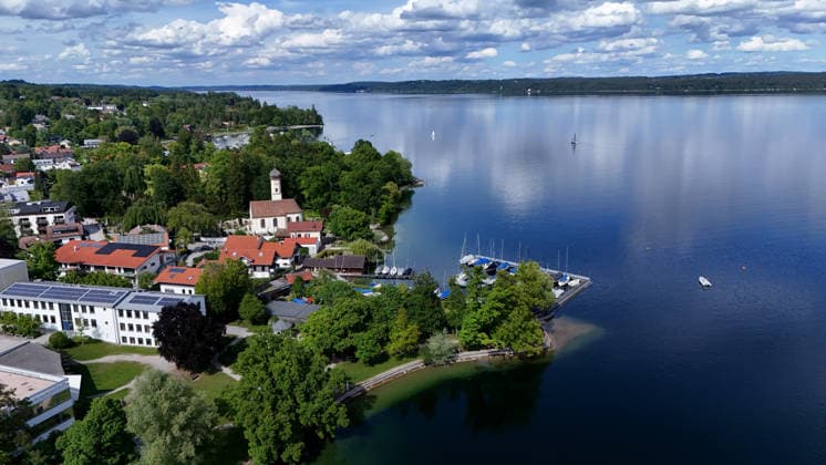 An early summer day near Tutzing, district of Starnberg Here the view of the village and the old church on the lake, Lake Starnberg, looking north, hiking, walking, cycling, view, recreation, Munich area, weather picture, weather for excursions
