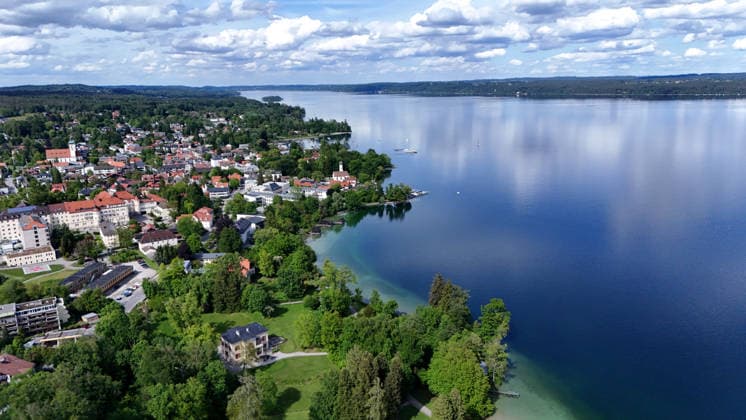 An early summer day near Tutzing, district of Starnberg Here the view of the village with the parish church of St. Joseph in the middle left of the old church on the lake and Lake Starnberg, looking north, hiking, walking, cycling, view, local recreation, Munich area, weather picture, excursion weather