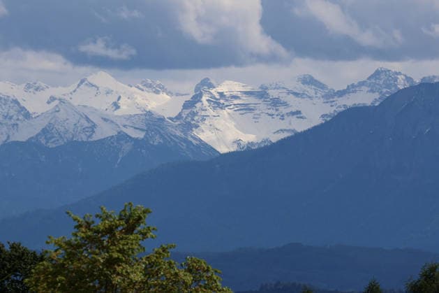 An early summer day near Tutzing, Starnberg district Here the view from the Ilkahöhe to the snow-covered Karwendel mountains with the Soiernspitze, among others