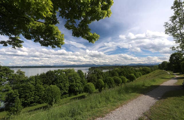 An early summers day near Tutzing, Starnberg district Here is the view from Johannishügel in Kustermannpark of Lake Starnberg and the Alps in the background, hiking, walking, cycling, view, local recreation, Munich area, weather picture, excursion weather