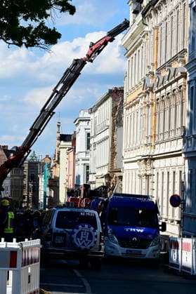 Emergency services from the THW technical relief organization remove the mountain of rubble from the collapsed residential building in the city centre The house from the Wilhelminian era had collapsed the previous evening, rescuers are still searching for missing persons A gas explosion is suspected as the cause Görlitz, James von Moltke Straße, 19 05 2026 Foto:xM.xWehnertx xFuturexImagex einsturz_goerlitz_6551