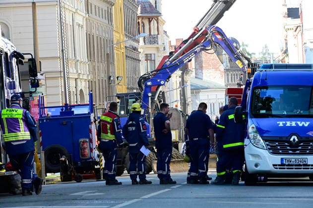 Emergency services from the THW technical relief organization remove the mountain of rubble from the collapsed residential building in the city centre The house from the Wilhelminian era had collapsed the previous evening, rescuers are still searching for missing persons A gas explosion is suspected as the cause Görlitz, James von Moltke Straße, 19 05 2026 Foto:xM.xWehnertx xFuturexImagex einsturz_goerlitz_6561