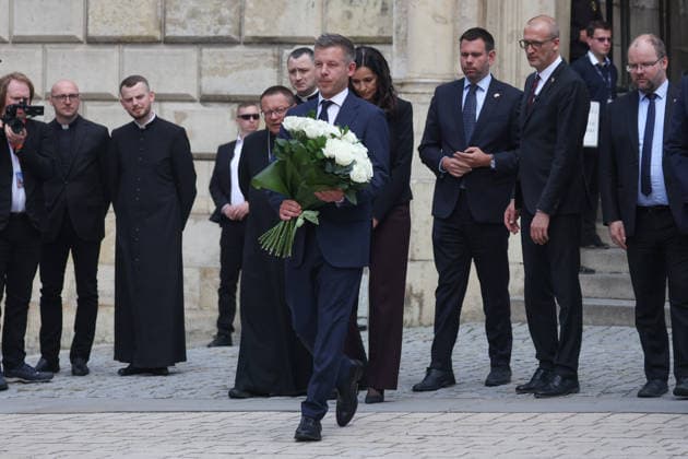 May 19, 2026, Krakow, Poland: Hungarian Prime Minister Peter Magyar approaches to lay down flowers at a monument of late Pope John Paul II in front of the Wawel Cathedral during his visit in Krakow, Poland on May 19th, 2026. Magyar has arrived in Poland for his very first state visit since taking office, embarking on a strategic, high-profile three-city tour of Krakow, Warsaw, and Gdansk to signal a major European diplomatic reset. Krakow Poland  - ZUMAj333 20260519_zip_j333_010 Copyright: xKaixJanex
