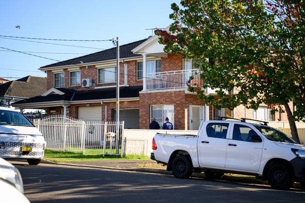 FATAL SHOOTING WESTERN SYDNEY, NSW Police and forensics establish a crime scene at a home following an alleged fatal shooting where one man died and four others were hospitalised, in the south-west suburb of Canley Heights, Sydney, Wednesday, May 20, 2026. ( NO ARCHIVING Sydney New South Wales Australia  Copyright: xBIANCAxDExMARCHIx 20260520180888803593