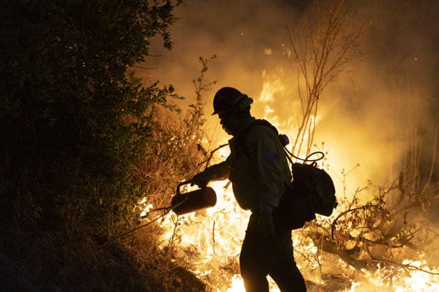 California wildfire burns over 1,300 acres, thousands evacuated SIMI VALLEY, CALIFORNIA, UNITED STATES - MAY 18: A firefighter uses a torch while battling the Sandy Fire in Simi Valley, California, United States, on May 18, 2026. A wildfire in the U.S. state of California has scorched more than 1,300 acres (nearly 526 hectares) of land, prompting the evacuation of thousands of people. The Sandy Fire broke out on Monday morning in the hills above Simi Valley, located roughly 30 miles (48 kilometers) northwest of Los Angeles, according to a statement released by California Governor Gavin Newsom’s Office. Myraneli Fabian Anadolu California United States. Editorial use only. Please get in touch for any other usage.  Copyright: x2026xAnadoluxMyranelixFabianx