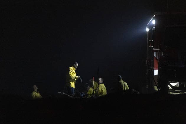 California wildfire burns over 1,300 acres, thousands evacuated SIMI VALLEY, CALIFORNIA, UNITED STATES - MAY 18: Firefighters sharpens equipmets while battling the Sandy Fire in Simi Valley, California, United States, on May 18, 2026. A wildfire in the U.S. state of California has scorched more than 1,300 acres (nearly 526 hectares) of land, prompting the evacuation of thousands of people. The Sandy Fire broke out on Monday morning in the hills above Simi Valley, located roughly 30 miles (48 kilometers) northwest of Los Angeles, according to a statement released by California Governor Gavin Newsom’s Office. Myraneli Fabian Anadolu California United States. Editorial use only. Please get in touch for any other usage.  Copyright: x2026xAnadoluxMyranelixFabianx