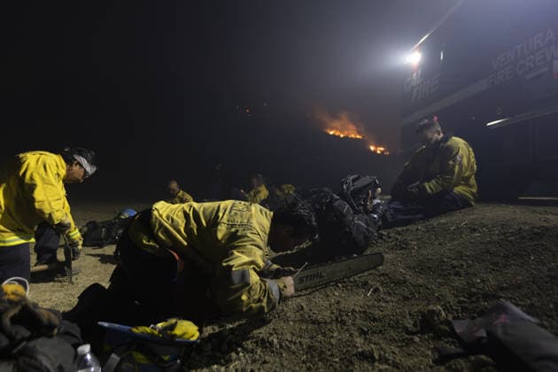 California wildfire burns over 1,300 acres, thousands evacuated SIMI VALLEY, CALIFORNIA, UNITED STATES - MAY 18: Firefighters sharpens equipment while battling the Sandy Fire in Simi Valley, California, United States, on May 18, 2026. A wildfire in the U.S. state of California has scorched more than 1,300 acres (nearly 526 hectares) of land, prompting the evacuation of thousands of people. The Sandy Fire broke out on Monday morning in the hills above Simi Valley, located roughly 30 miles (48 kilometers) northwest of Los Angeles, according to a statement released by California Governor Gavin Newsom’s Office. Myraneli Fabian Anadolu California United States. Editorial use only. Please get in touch for any other usage.  Copyright: x2026xAnadoluxMyranelixFabianx