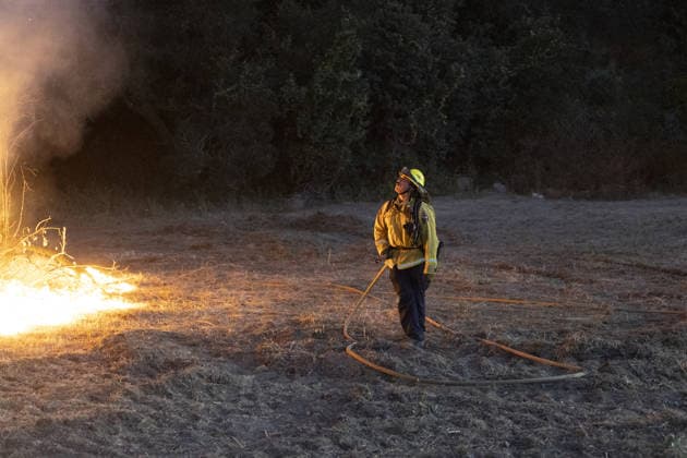 California wildfire burns over 1,300 acres, thousands evacuated SIMI VALLEY, CALIFORNIA, UNITED STATES - MAY 18: A firefighter overlooks the Sandy Fire in Simi Valley, California, United States, on May 18, 2026. A wildfire in the U.S. state of California has scorched more than 1,300 acres (nearly 526 hectares) of land, prompting the evacuation of thousands of people. The Sandy Fire broke out on Monday morning in the hills above Simi Valley, located roughly 30 miles (48 kilometers) northwest of Los Angeles, according to a statement released by California Governor Gavin Newsom’s Office. Myraneli Fabian Anadolu California United States. Editorial use only. Please get in touch for any other usage.  Copyright: x2026xAnadoluxMyranelixFabianx