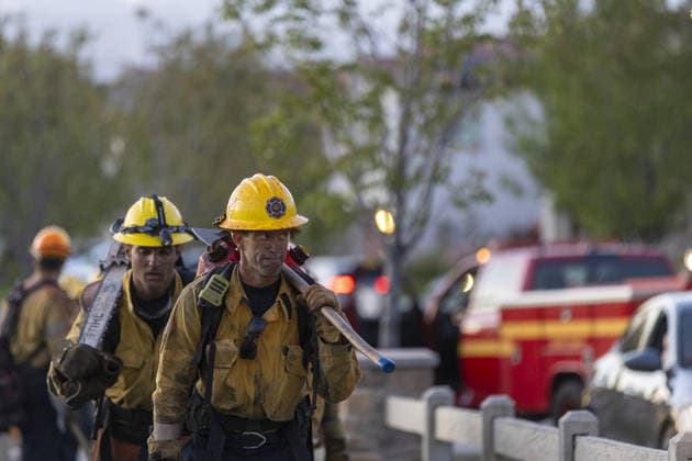 California wildfire burns over 1,300 acres, thousands evacuated SIMI VALLEY, CALIFORNIA, UNITED STATES - MAY 18: Los Angeles County firefighters rest after battling the Sandy Fire in Simi Valley, California, United States, on May 18, 2026. A wildfire in the U.S. state of California has scorched more than 1,300 acres (nearly 526 hectares) of land, prompting the evacuation of thousands of people. The Sandy Fire broke out on Monday morning in the hills above Simi Valley, located roughly 30 miles (48 kilometers) northwest of Los Angeles, according to a statement released by California Governor Gavin Newsom’s Office. Myraneli Fabian Anadolu California United States. Editorial use only. Please get in touch for any other usage.  Copyright: x2026xAnadoluxMyranelixFabianx