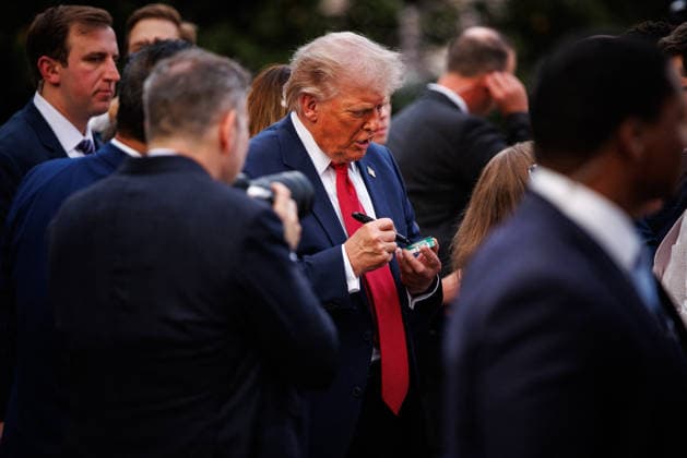 DC: President Donald Trump and First Lady Melania Trump Host Congressional Picnic at White House U.S. President Donald Trump signs a nicotine pouch can while greeting guests during the Congressional Picnic on the South Lawn of the White House on May 19, 2026 in Washington, D.C. (Photo by Samuel Corum Pool ABACAPRESS.COM) Washington DC United States  Copyright: xPool ABACAx