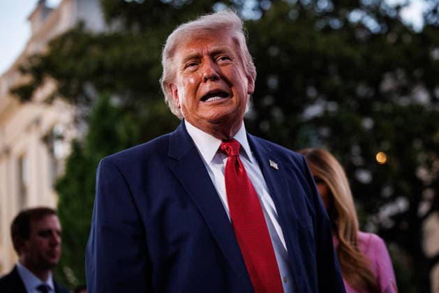 DC: President Donald Trump and First Lady Melania Trump Host Congressional Picnic at White House U.S. President Donald Trump turns to photographers in the press pool after greeting guests during the Congressional Picnic on the South Lawn of the White House on May 19, 2026 in Washington, D.C. (Photo by Samuel Corum Pool ABACAPRESS.COM) Washington DC United States  Copyright: xPool ABACAx